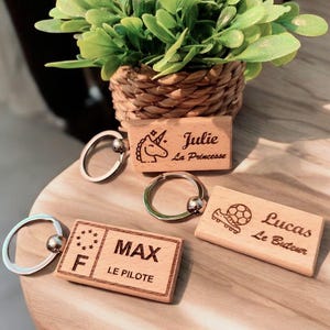Houten sleutelhanger met persoonlijke gravering: voornaam, cadeau, verjaardag, auto
