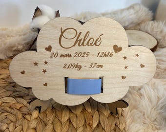 Puede incluir: Una placa de madera en forma de nube con el nombre "Chloé" grabado en ella. La placa también incluye la fecha "20 mars 2025 - 12h16", el peso "2,09 kg" y la altura "37 cm".