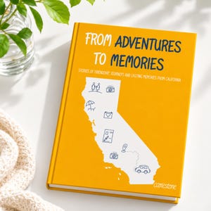 Könnte beinhalten: Ein gelbes Hardcover-Buch mit dem Titel FROM ADVENTURES TO MEMORIES und dem Untertitel STORIES OF FRIENDSHIP, JOURNEYS AND LASTING MEMORIES FROM CALIFORNIA. Das Cover zeigt einen weißen Umriss von Kalifornien mit kleinen schwarzen Symbolen.