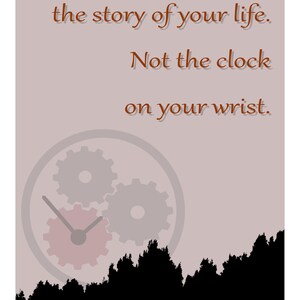 Könnte beinhalten: Ein Kunstdruck mit dem Text "Your heart writes the story of your life. Not the clock on your wrist." Das Design zeigt ein Zifferblatt mit Zahnrädern und eine schwarze Silhouette eines Waldes auf einem mauvefarbenen Hintergrund.