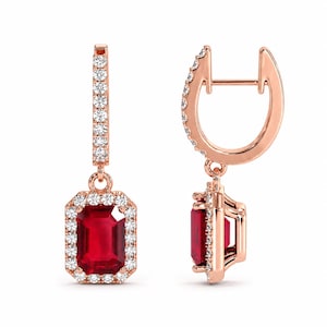 Pendientes colgantes de rubí talla esmeralda en oro rosa, pendientes colgantes con halo de diamantes, pendientes de aro pequeños con rubí, regalo de piedra natal de julio para mujer.