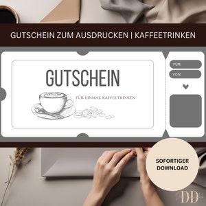 Könnte beinhalten: Druckbarer Geschenkgutschein für eine Tasse Kaffee. Der Gutschein zeigt eine handgezeichnete Illustration einer Tasse Kaffee und Kaffeebohnen. Der Text auf dem Gutschein lautet "Gutschein zum Ausdrucken | Kaffeetrinken" und "Gutschein" mit den Worten "Für einmal Kaffeetrinken" darunter. Der Gutschein hat auch Felder für "Für" und "Von".