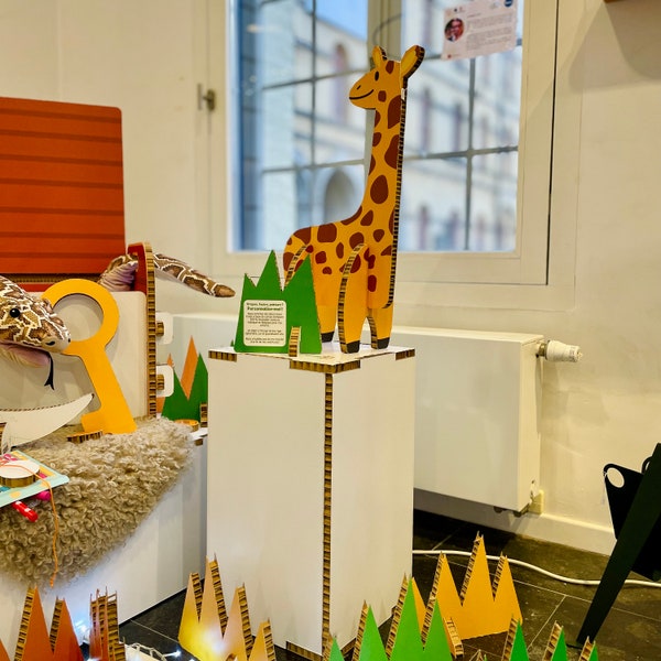 Girafe en carton à colorier