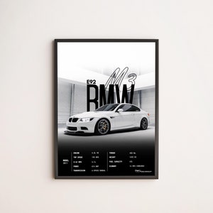 Peut inclure: Une affiche en noir et blanc représentant une BMW M3 E92 blanche avec le texte "E92 M3 BMW" et les spécifications techniques de la voiture, notamment la cylindrée du moteur, la vitesse maximale, le couple, le poids, la capacité du réservoir et la consommation.