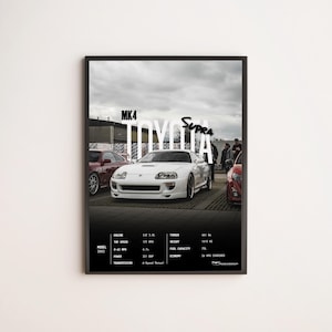 Puede incluir: Un coche deportivo Toyota Supra MK4 blanco con detalles negros. El coche está aparcado en una calle con otros coches y personas en el fondo. El coche tiene una matrícula negra y ruedas negras. El coche es un modelo 2002 con un motor de 3.0L, 177 caballos de potencia, 321 lb-ft de torque y una transmisión manual de 6 velocidades.