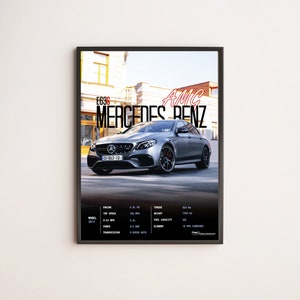 Puede incluir: Un Mercedes-Benz E63S AMG plateado con el texto "E63S" y "AMC" en rojo sobre el coche. El coche está aparcado en una calle con edificios en el fondo. El texto "MERCEDES BENZ" está en negro debajo del coche. La matrícula del coche dice "01-063-10-". La imagen también incluye una tabla con las especificaciones técnicas del coche, incluyendo el tamaño del motor, la velocidad máxima, el par, el peso, la capacidad del depósito y el consumo.