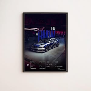 Op de afbeelding: Een poster met een blauwe en witte BMW M3 E46 GTR met de tekst "M3 GTR BMW E46" in een neonroze en blauwe lettertype. De auto staat in een garage met een rode en paarse gloed. De poster bevat ook de specificaties van de auto, waaronder de motor, topsnelheid, 0-100 km/h, vermogen en transmissie.