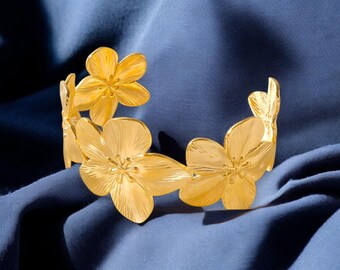 Gold & Silver Flower Bracelet – Waterproof Stainless Steel Jewelry | Trendy Women’s Accessory, Mother’s Day Gift