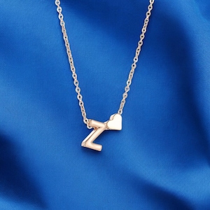Collar con inicial de corazón delicado: colgante de letra en plata y oro para mujer. Regalo personalizado para mamá, cumpleaños y día de la madre.