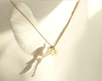 Collar con inicial de ala de ángel: cadena de acero inoxidable con colgante de letra personalizado.