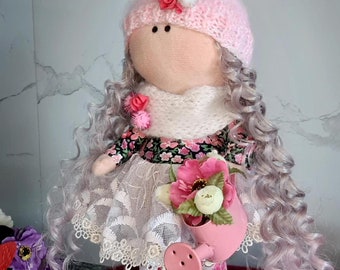 Poupée en textile faite main Tilda avec arrosoir et fleurs - décoration de chambre d'enfant individuelle, anniversaire de poupée, cadeau de fête des mères