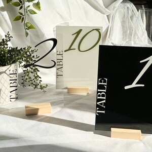 Numéro de table mariage acrylique personnalisé, Nom de table élégant, minimaliste, socle bois ou plexiglass