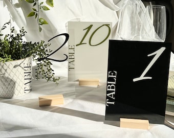Numéro de table mariage acrylique personnalisé, Nom de table élégant, minimaliste, socle bois ou plexiglass