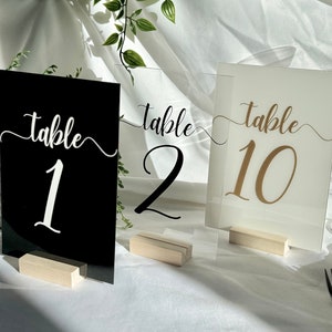 Numéro de table mariage acrylique personnalisé, Nom de table élégant, minimaliste, socle bois ou plexiglass