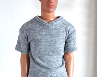 Puede incluir: Una camiseta gris de cuello en V con un ajuste casual. La camiseta está hecha de una tela suave y cómoda.