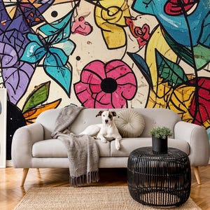 Può includere: Soggiorno con divano grigio, cane e tavolino nero. La parete presenta un vivace murale floreale con fiori rosa, blu e gialli. Un'opera d'arte astratta incorniciata e un tappeto tessuto completano l'arredamento.