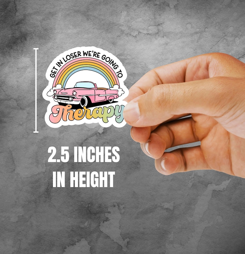 Pu&ograve; includere: Un adesivo con la scritta "Get in loser we're going to Therapy" sopra un'auto decapottabile rosa e un arcobaleno. L'adesivo &egrave; alto 6,35 cm.