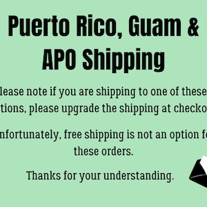 以下が含まれることがあります： 薄い緑色の背景に「Puerto Rico, Guam & APO Shipping」と書かれたテキスト。これらの場所に発送する場合は、発送をアップグレードするようにアドバイスする追加のテキストと、送料無料が利用できないことを示しています。黒い封筒のグラフィックが右下にあります。