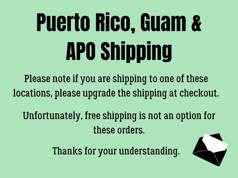 以下が含まれることがあります： 薄い緑色の背景に「Puerto Rico, Guam & APO Shipping」と書かれたテキスト。これらの場所に発送する場合は、発送をアップグレードするようにアドバイスする追加のテキストと、送料無料が利用できないことを示しています。黒い封筒のグラフィックが右下にあります。