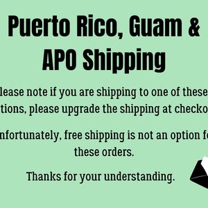 Pu&ograve; includere: Testo su sfondo verde chiaro: "Puerto Rico, Guam & APO Shipping". Si consiglia ai clienti di aggiornare la spedizione per queste localit&agrave;. Una busta nera con una lettera bianca si trova in basso a destra.