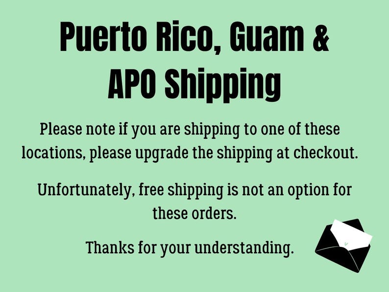 Pu&ograve; includere: Testo su sfondo verde chiaro: "Puerto Rico, Guam & APO Shipping". Si consiglia ai clienti di aggiornare la spedizione per queste localit&agrave;. Una busta nera con una lettera bianca si trova in basso a destra.