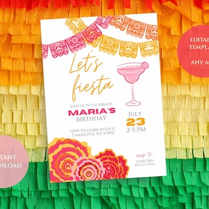 Könnte beinhalten: Eine weiße Einladungskarte mit dem Text "Let's fiesta" und "Maria's Birthday" in Gold und Rosa. Sie zeigt eine rosa Margarita-Illustration und florale Designs. Die Karte enthält das Datum 23. Juli und die Uhrzeit 14-17 Uhr.