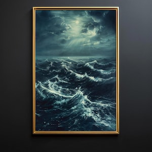 Peut inclure: Une peinture encadrée représentant une mer orageuse de nuit avec une pleine lune qui brille à travers les nuages. Les vagues se brisent et l'eau est bleu foncé.