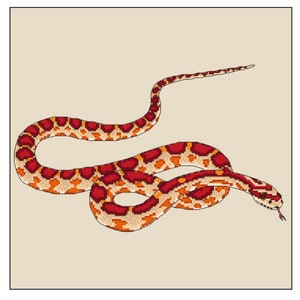 Puede incluir: Un patrón de punto de cruz de una serpiente de maíz roja y naranja sobre un fondo beige. El patrón tiene 180 puntos de ancho por 110 puntos de alto y requiere 12 ovillos de hilo. El tamaño terminado es de 18 pulgadas por 11 pulgadas.