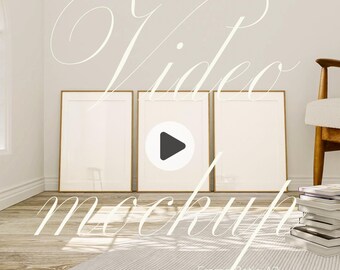 Puede incluir: Tres carteles enmarcados en dorado con paspartú blanco e interiores blancos en blanco, un icono de botón de reproducción y el texto "Video Mockup Frame Ratio A3" en un suelo de madera clara.