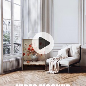 Puede incluir: Un marco de maqueta de video en una habitación blanca con una silla y una pintura de flores en un jarrón. El texto "VIDEO MOCKUP FRAME A1" está en el suelo.