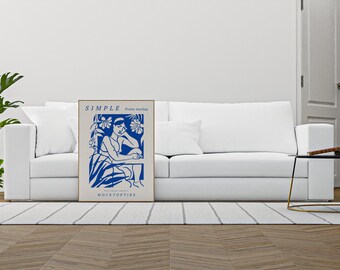 Könnte beinhalten: Ein weißes Sofa mit einem blauen und weißen gerahmten Druck einer Frau, die in einem Garten sitzt. Der Druck trägt den Text "SIMPLE Frame mockup" und "FOR GREAT IDEAS MOCKTOPTIRE".