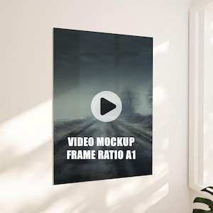 Puede incluir: Una maqueta de video con un botón de reproducción en el centro, sobre un paisaje brumoso y nevado. El texto "VIDEO MOCKUP FRAME RATIO A1" se muestra debajo del botón de reproducción.