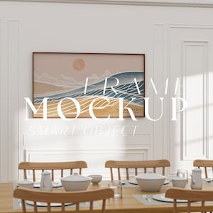 Peut inclure: Une impression encadrée d'un paysage minimaliste avec un soleil, des montagnes et des vagues dans des tons de bleu, marron et beige. Le cadre est en bois brun et l'impression est accrochée à un mur blanc dans une salle à manger avec une table et des chaises en bois.
