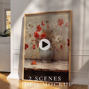 Può includere: Un dipinto incorniciato di un vaso pieno di fiori rossi e bianchi. Il vaso è di colore blu chiaro e si trova su un tavolo di legno. Il dipinto è in una cornice di legno ed è appeso a una parete bianca. Il testo "2 SCENES VIDEO MOCKUP" è nella parte inferiore dell'immagine.