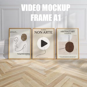 Könnte beinhalten: Drei gerahmte Kunstdrucke mit goldenen Rahmen. Die Drucke zeigen abstrakte Designs in neutralen Tönen, darunter eine Gesichtskontur, eine Wiedergabetaste und organische Formen. Der Text "VIDEO MOCKUP FRAME A1" steht oben.