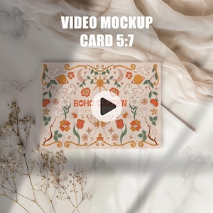 Mockup video di biglietti da visita 5x7, Mockup di invito animato, Oggetto intelligente PSD, Mockup di biglietti da matrimonio, Mockup di biglietti da visita stampati