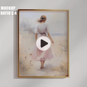 Może przedstawiać: Akwarela w ramie przedstawiająca osobę w białej sukience idącą przez pole kwiatów. Osoba jest odwrócona plecami do widza i ma włosy związane do tyłu. Obraz jest w złotej ramie.