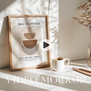 Peut inclure: Un cadre en bois avec un passe-partout blanc et un motif géométrique dans des tons de brun. Le cadre est posé sur une surface blanche avec une tasse de café et un vase de fleurs séchées. Le texte "MOCKTOPTRIE" et "PSD SMART OBJECT" est visible sur le cadre. Le texte "VIDEO MOCKUP" est visible sous le cadre.