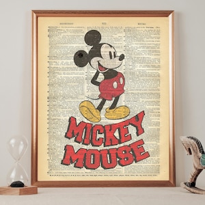 Könnte beinhalten: Gerahmter Druck mit Micky Maus auf einer alten Wörterbuchseite. Micky ist in seiner klassischen Pose dargestellt und trägt rote Shorts, gelbe Schuhe und weiße Handschuhe. Die Worte "Mickey Mouse" stehen in roten Blockbuchstaben darunter.