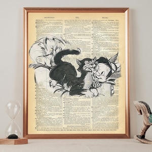 Peut inclure: Impression encadrée d'une illustration en noir et blanc d'un chat et d'un personnage de dessin animé sur une page de dictionnaire vintage. L'œuvre est dans un cadre en bois. L'impression est exposée sur une surface blanche.