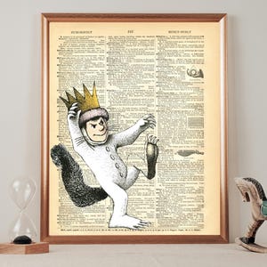 Könnte beinhalten: Eine Schwarzweißillustration eines pelzigen Wesens, das eine Krone und einen weißen Pelzmantel trägt. Die Illustration ist auf einer alten Wörterbuchseite mit schwarzem und weißem Text gedruckt.