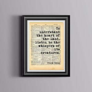 Cytat Delii Owens DRUK ARTYSTYCZNY na stronie antycznego słownika - Ekologiczny druk w stylu vintage, Dekoracja ścienna w stylu ziemistym, Sztuka papieru w stylu vintage, Dekoracja artystyczna książki o tematyce przyrodniczej