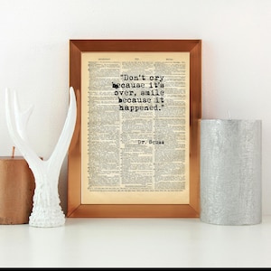 Dr. Seuss Zitat Print – "Weine nicht, weil es vorbei ist, sondern lächle, weil es passiert ist." - Skurrile inspirierende Wandkunst, Kinderdekor