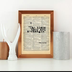 Stampa con citazione di Dylan – "I tempi stanno cambiando." su carta da dizionario vintage riciclata – Arte murale ispiratrice, stampa di testi politici