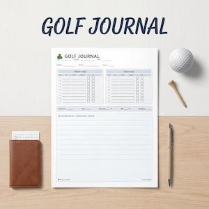 Puede incluir: Un diario de golf con el texto "GOLF JOURNAL" en azul marino. El diario incluye secciones para registrar puntuaciones, notas y aspectos destacados. También hay una pelota de golf, un tee, un bolígrafo y un tarjetero de cuero marrón.