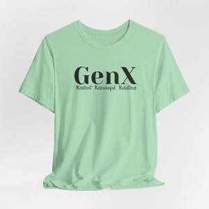 Puede incluir: Una camiseta verde claro con el texto "GenX" en negro, y las palabras "Resilient Resourceful Rebellious" en negro m&aacute;s peque&ntilde;o debajo.