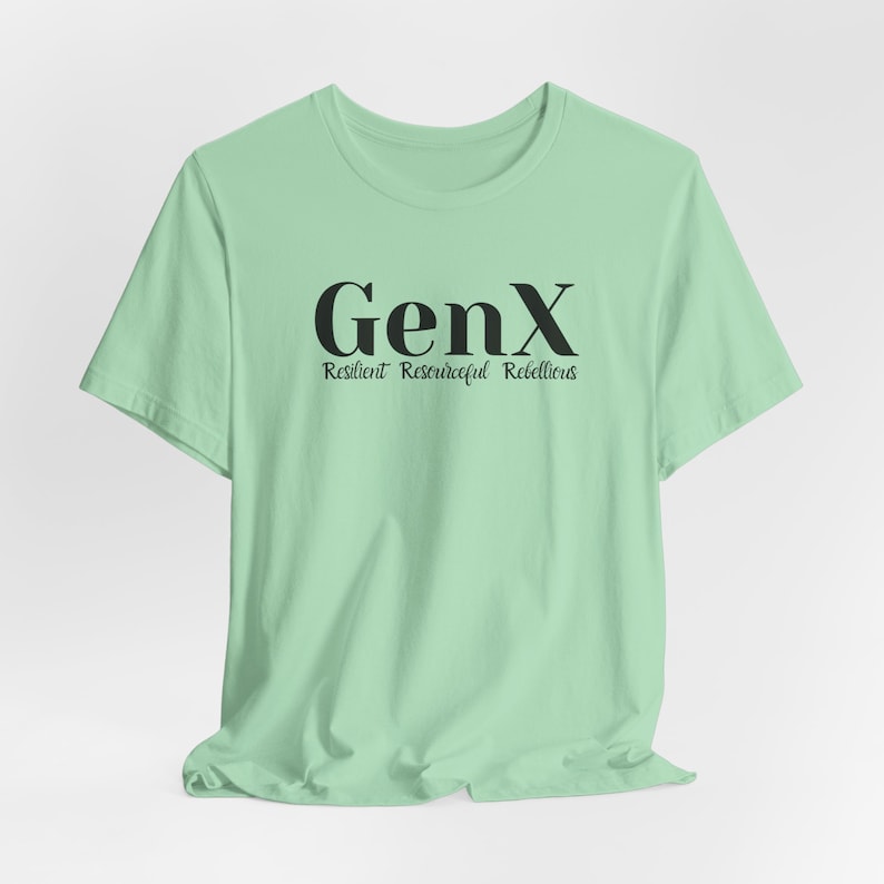 Puede incluir: Una camiseta verde claro con el texto "GenX" en negro, y las palabras "Resilient Resourceful Rebellious" en negro m&aacute;s peque&ntilde;o debajo.