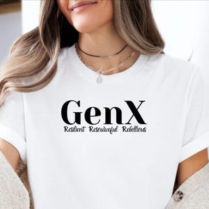 Puede incluir: Camiseta blanca con texto negro que dice "GenX Resilient Resourceful Rebellious"