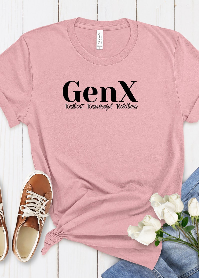Puede incluir: Una camiseta rosa con el texto "GenX Resilient Resourceful Rebellious" impreso en negro.