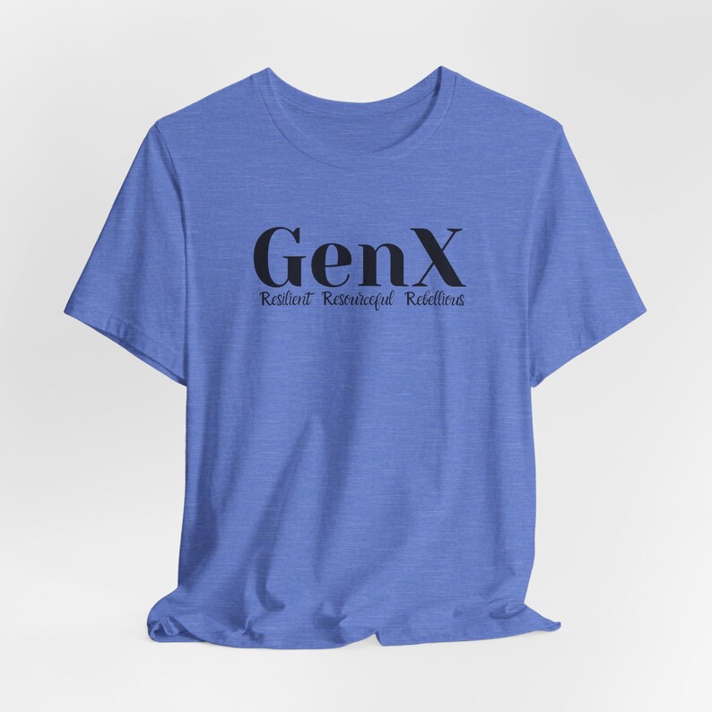 Puede incluir: Una camiseta azul con el texto "GenX" en letras negras. Debajo del texto est&aacute; la frase "Resilient Resourceful Rebellious" en letras negras m&aacute;s peque&ntilde;as.